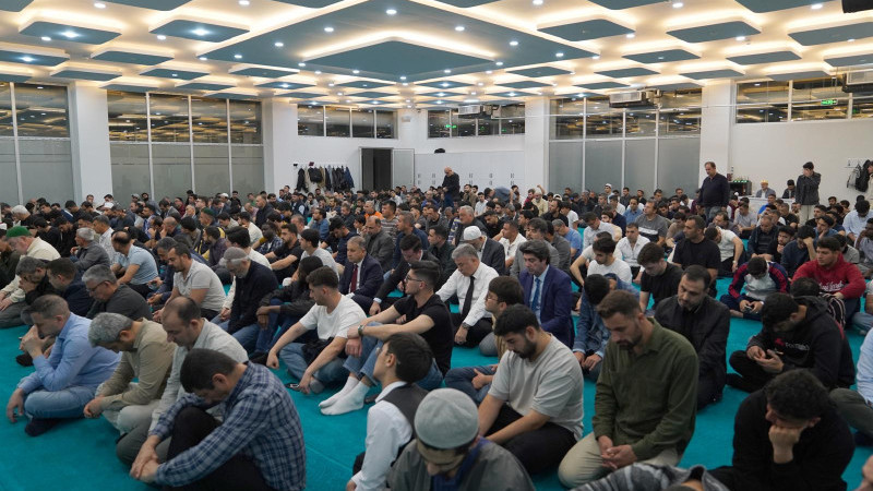 Mersin Üniversitesi’nden yürek burkan vefa programı: Şehit öğretmenler, hayatını kaybeden öğrenciler ve üniversite mensupları dualarla anıldı