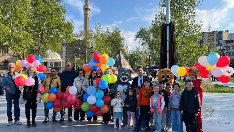 Karesi’de 23 Nisan Coşkusu: Miniklerin Gülüşü Meydanı Şenlendirdi