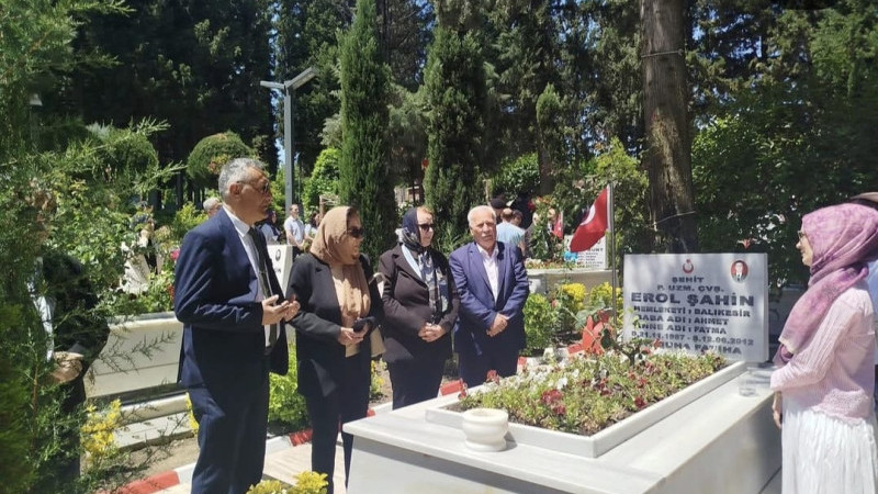 İYİ Parti Karesi İlçe Başkanlığı’ndan Şehitlik Ziyareti