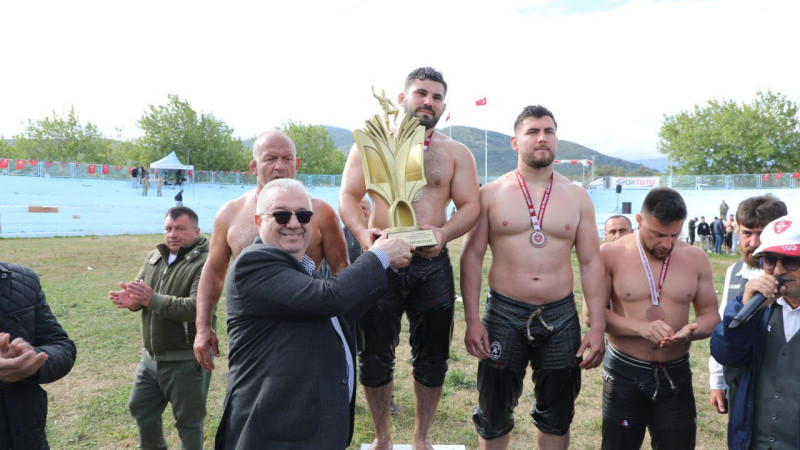 Edremit’te Yağlı Güreş coşkusu: Başpehlivan Erkan Taş oldu